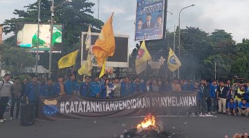 Ratusan massa PMII Banten menggelar aksi May Day 2026 di Perempatan Ciceri, Kota Serang, menyoroti isu buruh dan krisis pendidikan, di Perempatan Ciceri, Kota Serang, Sabtu, 2 Mei 2026 (Dok. Kilas Banten)