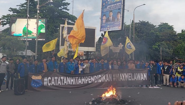 Ratusan massa PMII Banten menggelar aksi May Day 2026 di Perempatan Ciceri, Kota Serang, menyoroti isu buruh dan krisis pendidikan, di Perempatan Ciceri, Kota Serang, Sabtu, 2 Mei 2026 (Dok. Kilas Banten)