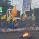 Ratusan massa PMII Banten menggelar aksi May Day 2026 di Perempatan Ciceri, Kota Serang, menyoroti isu buruh dan krisis pendidikan, di Perempatan Ciceri, Kota Serang, Sabtu, 2 Mei 2026 (Dok. Kilas Banten)