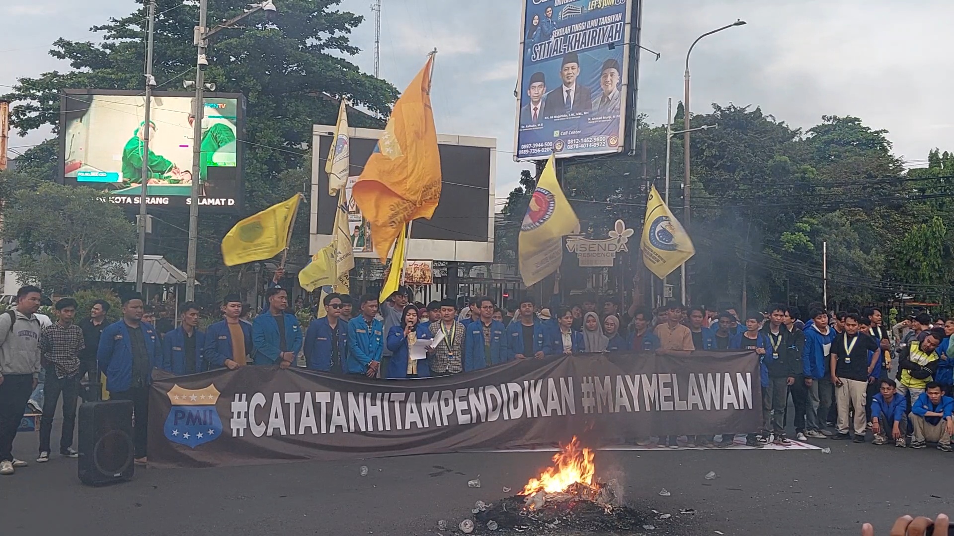Ratusan massa PMII Banten menggelar aksi May Day 2026 di Perempatan Ciceri, Kota Serang, menyoroti isu buruh dan krisis pendidikan, di Perempatan Ciceri, Kota Serang, Sabtu, 2 Mei 2026 (Dok. Kilas Banten)