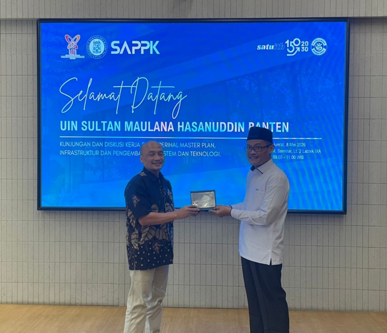 Rektor UIN Sultan Maulana Hasanuddin Banten Prof. Muhammad Ishom bersama jajaran pimpinan kampus saat melakukan pembahasan masterplan green campus dan transformasi digital bersama tim ITB di Bandung, Jumat, 8 Mei 2026.