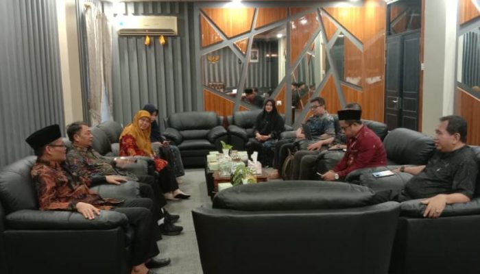 Rektor UIN Sultan Maulana Hasanuddin Banten bersama jajaran pimpinan kampus saat melakukan kunjungan studi tiru penerapan ISO ke IAIN Pontianak.