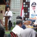 Retribusi tenaga kerja asing di Kota Tangerang melonjak hingga Rp8 miliar pada 2025. Wakil Wali Kota Tangerang Maryono menegaskan TKA wajib melakukan transfer ilmu dan teknologi kepada tenaga kerja lokal demi meningkatkan daya saing industri.
