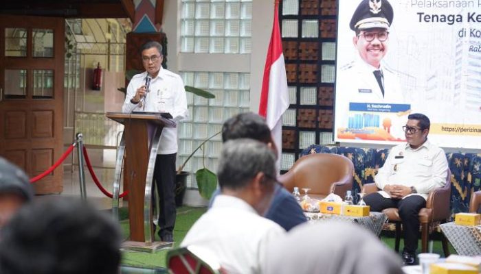 Retribusi tenaga kerja asing di Kota Tangerang melonjak hingga Rp8 miliar pada 2025. Wakil Wali Kota Tangerang Maryono menegaskan TKA wajib melakukan transfer ilmu dan teknologi kepada tenaga kerja lokal demi meningkatkan daya saing industri.