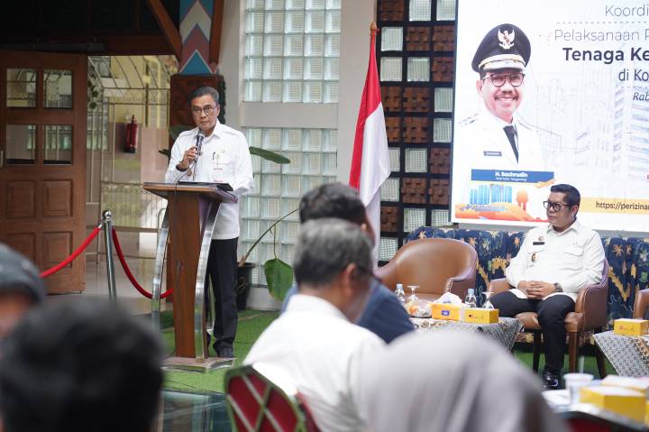 Retribusi tenaga kerja asing di Kota Tangerang melonjak hingga Rp8 miliar pada 2025. Wakil Wali Kota Tangerang Maryono menegaskan TKA wajib melakukan transfer ilmu dan teknologi kepada tenaga kerja lokal demi meningkatkan daya saing industri.