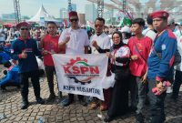 Ribuan buruh dari Serang dan Tangerang memadati kawasan Monas saat peringatan May Day 2026 sambil membawa atribut serikat pekerja.