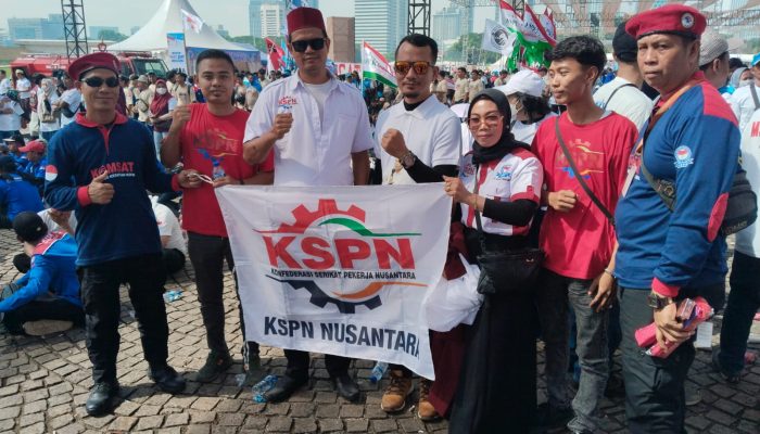 Ribuan buruh dari Serang dan Tangerang memadati kawasan Monas saat peringatan May Day 2026 sambil membawa atribut serikat pekerja.