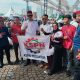 Ribuan buruh dari Serang dan Tangerang memadati kawasan Monas saat peringatan May Day 2026 sambil membawa atribut serikat pekerja.