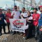 Ribuan buruh dari Serang dan Tangerang memadati kawasan Monas saat peringatan May Day 2026 sambil membawa atribut serikat pekerja.