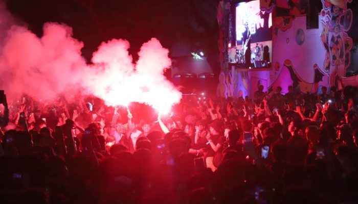 Ribuan pengunjung memadati area Creative Clothing Fest 2026 di Mall Balekota, Tangerang, menikmati konser musik dan berburu produk UMKM lokal.