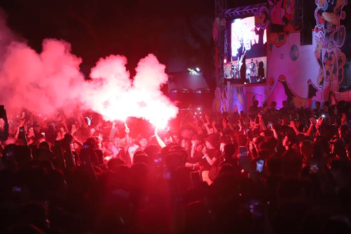Ribuan pengunjung memadati area Creative Clothing Fest 2026 di Mall Balekota, Tangerang, menikmati konser musik dan berburu produk UMKM lokal.