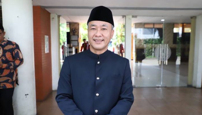 SMPN 25 Tangerang melarang siswa membawa HP ke sekolah sebagai langkah melindungi anak dari dampak negatif media sosial. Pemkot Tangerang dan Komdigi mendukung penuh penerapan PP TUNAS demi menciptakan generasi cerdas dan sehat digital.