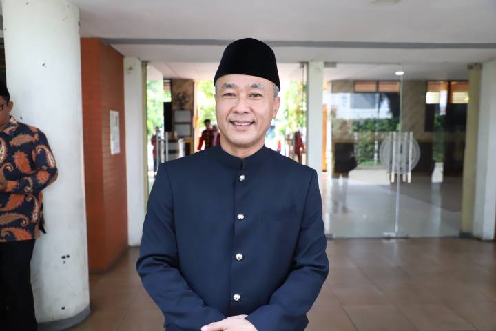 SMPN 25 Tangerang melarang siswa membawa HP ke sekolah sebagai langkah melindungi anak dari dampak negatif media sosial. Pemkot Tangerang dan Komdigi mendukung penuh penerapan PP TUNAS demi menciptakan generasi cerdas dan sehat digital.