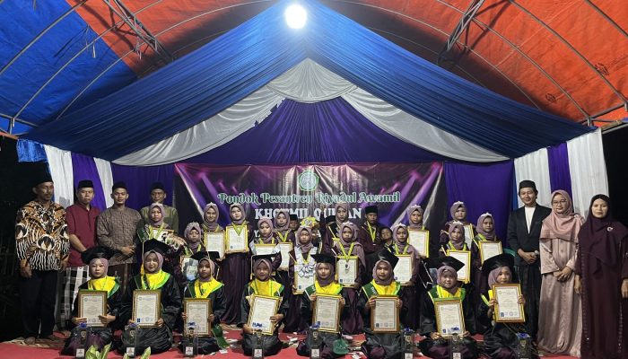 Para santri Pondok Pesantren Riyadul Awamil Bani Hidayat tampil memukau dalam rangkaian Ikhtifalan Fest 2026 di Kecamatan Tunjung Teja, Kabupaten Serang
