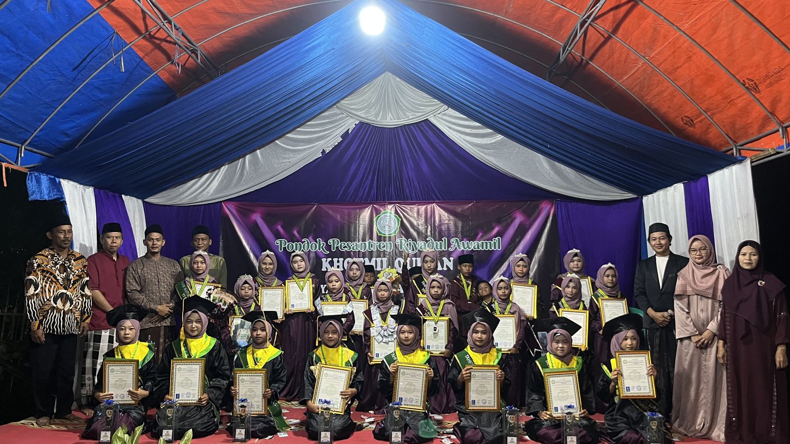 Para santri Pondok Pesantren Riyadul Awamil Bani Hidayat tampil memukau dalam rangkaian Ikhtifalan Fest 2026 di Kecamatan Tunjung Teja, Kabupaten Serang