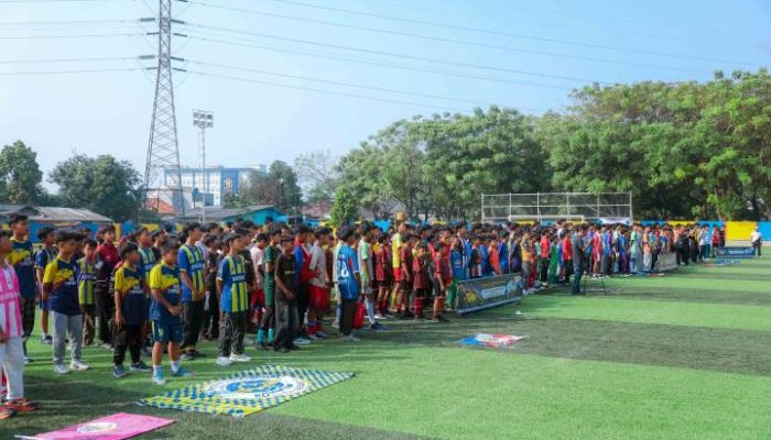 Sejumlah pemain muda berlaga dalam pertandingan pembuka Liga PSSI Kota Tangerang 2026 di stadion sintetis Kota Tangerang