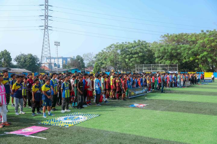 Sejumlah pemain muda berlaga dalam pertandingan pembuka Liga PSSI Kota Tangerang 2026 di stadion sintetis Kota Tangerang