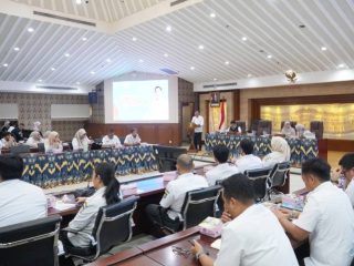 Sekretaris Daerah Kota Tangerang Herman Suwarman memberikan arahan kepada pengelola media sosial OPD dalam Forum Kehumasan Tahun 2026