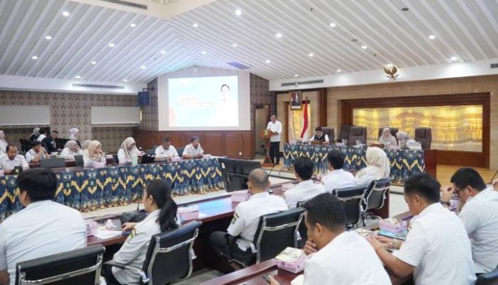 Sekretaris Daerah Kota Tangerang Herman Suwarman memberikan arahan kepada pengelola media sosial OPD dalam Forum Kehumasan Tahun 2026