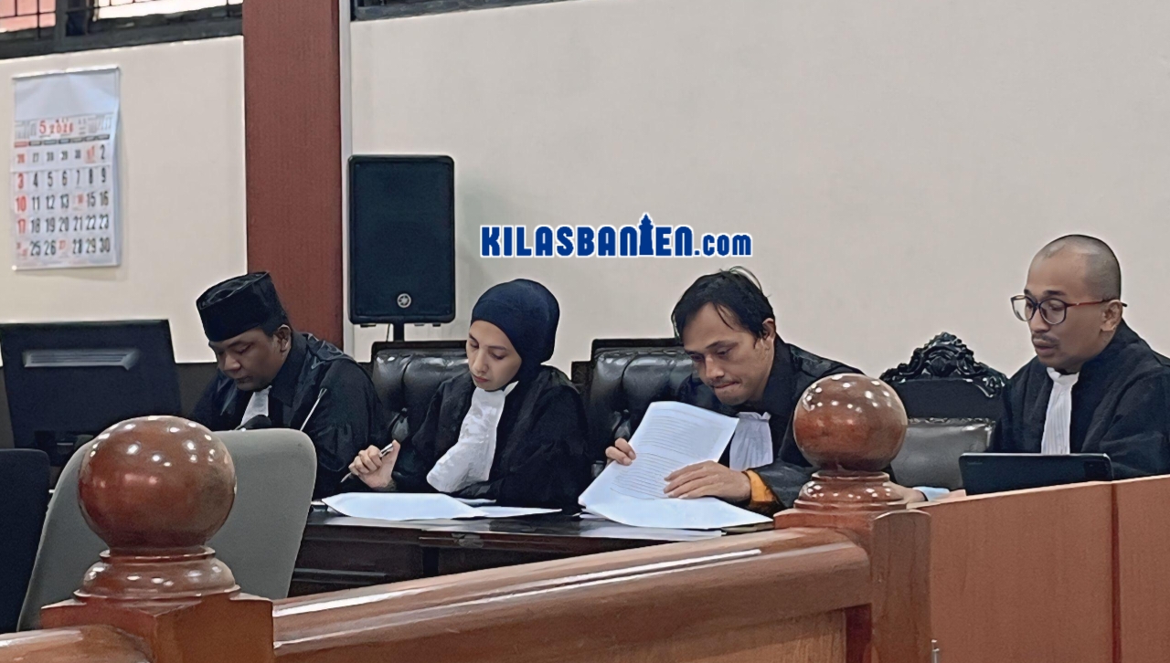 Sidang kasus ganja di PN Tangerang memunculkan dugaan kejanggalan serius. Hasil tes urine terdakwa disebut hilang dari berkas perkara, sementara status gangguan jiwa salah satu terdakwa diduga diabaikan selama proses hukum.