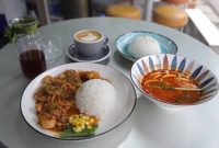 Suasana Brew Bika di Cipondoh, Kota Tangerang, yang menghadirkan konsep manual brew autentik dengan nuansa tenang dan nyaman bagi para penikmat kopi.