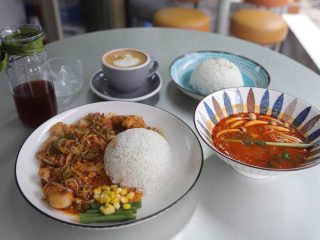 Suasana Brew Bika di Cipondoh, Kota Tangerang, yang menghadirkan konsep manual brew autentik dengan nuansa tenang dan nyaman bagi para penikmat kopi.