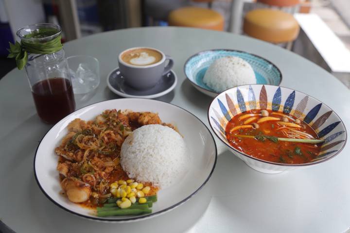 Suasana Brew Bika di Cipondoh, Kota Tangerang, yang menghadirkan konsep manual brew autentik dengan nuansa tenang dan nyaman bagi para penikmat kopi.