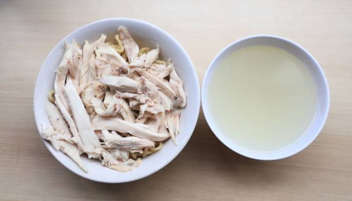 Suasana antrean pelanggan di Bakmi Ichen, Metland Puri, Kota Tangerang, yang ramai sejak pagi karena menu mi homemade dengan topping ayam kampung rebus.