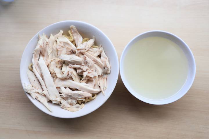 Suasana antrean pelanggan di Bakmi Ichen, Metland Puri, Kota Tangerang, yang ramai sejak pagi karena menu mi homemade dengan topping ayam kampung rebus.