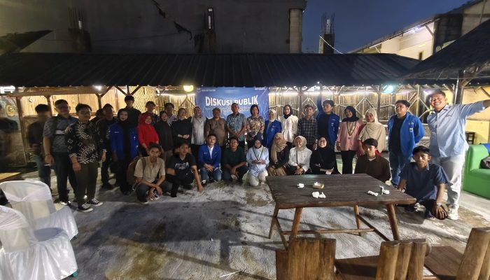 Forum diskusi publik yang digelar PMII Banten membahas polemik kebijakan pajak kendaraan door to door tanpa kehadiran perwakilan pemerintah.