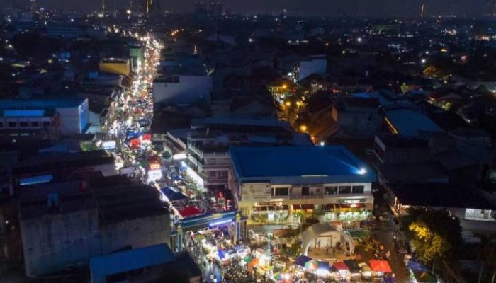 Suasana kawasan Pasar Lama Kota Tangerang yang ramai dikunjungi wisatawan saat libur panjang Iduladha 2026.