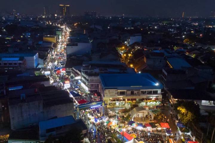 Suasana kawasan Pasar Lama Kota Tangerang yang ramai dikunjungi wisatawan saat libur panjang Iduladha 2026.