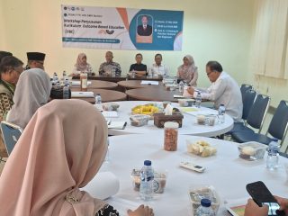 Suasana review kurikulum OBE Prodi PGMI FTK UIN Sultan Maulana Hasanuddin Banten yang membahas penguatan kompetensi calon guru menghadapi era digital dan kecerdasan buatan