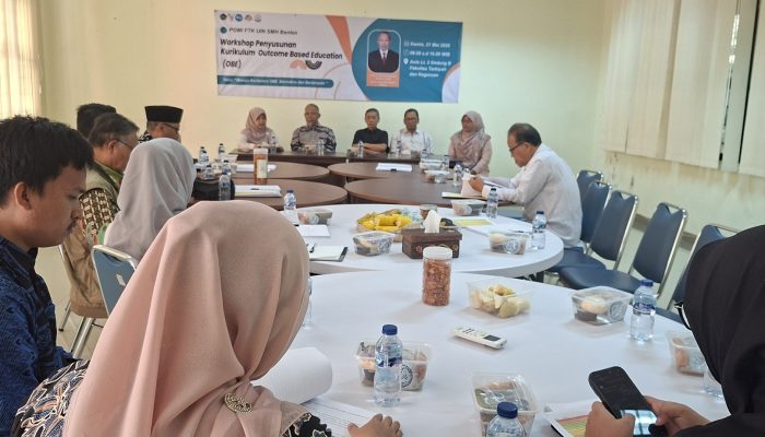 Suasana review kurikulum OBE Prodi PGMI FTK UIN Sultan Maulana Hasanuddin Banten yang membahas penguatan kompetensi calon guru menghadapi era digital dan kecerdasan buatan