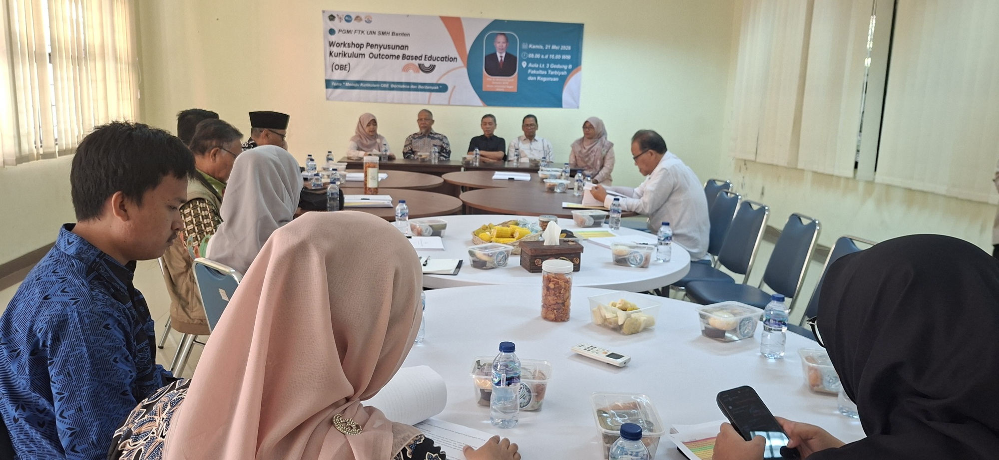 Suasana review kurikulum OBE Prodi PGMI FTK UIN Sultan Maulana Hasanuddin Banten yang membahas penguatan kompetensi calon guru menghadapi era digital dan kecerdasan buatan