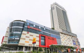 Suasana wisata kuliner Pasar Lama Tangerang dipadati pengunjung saat libur panjang. Kawasan ini menjadi salah satu destinasi favorit warga untuk berburu makanan dan menikmati malam bersama keluarga.