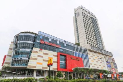 Suasana wisata kuliner Pasar Lama Tangerang dipadati pengunjung saat libur panjang. Kawasan ini menjadi salah satu destinasi favorit warga untuk berburu makanan dan menikmati malam bersama keluarga.