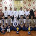 Tim robotik SMP PGRI 2 Ciledug menunjukkan piala dan penghargaan usai meraih juara nasional dalam kompetisi Robot for Mission 2026 di Bandung.