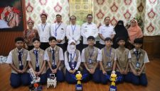 Tim robotik SMP PGRI 2 Ciledug menunjukkan piala dan penghargaan usai meraih juara nasional dalam kompetisi Robot for Mission 2026 di Bandung.