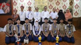 Tim robotik SMP PGRI 2 Ciledug menunjukkan piala dan penghargaan usai meraih juara nasional dalam kompetisi Robot for Mission 2026 di Bandung.