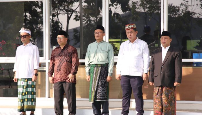 Upacara Hari Pendidikan Nasional 2026 di halaman Rektorat UIN SMH Banten diikuti pimpinan dan sivitas akademika.