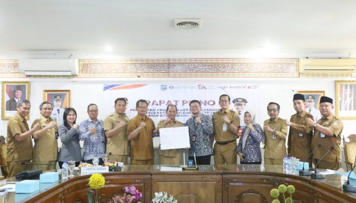 Wakil Bupati Serang Muhammad Najib Hamas saat menghadiri Rapat Pleno TPAKD Kabupaten Serang 2026 bersama jajaran OPD, OJK, dan perbankan di Aula KH Syam’un.