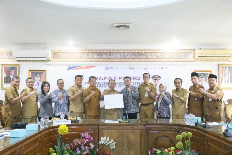 Wakil Bupati Serang Muhammad Najib Hamas saat menghadiri Rapat Pleno TPAKD Kabupaten Serang 2026 bersama jajaran OPD, OJK, dan perbankan di Aula KH Syam’un.