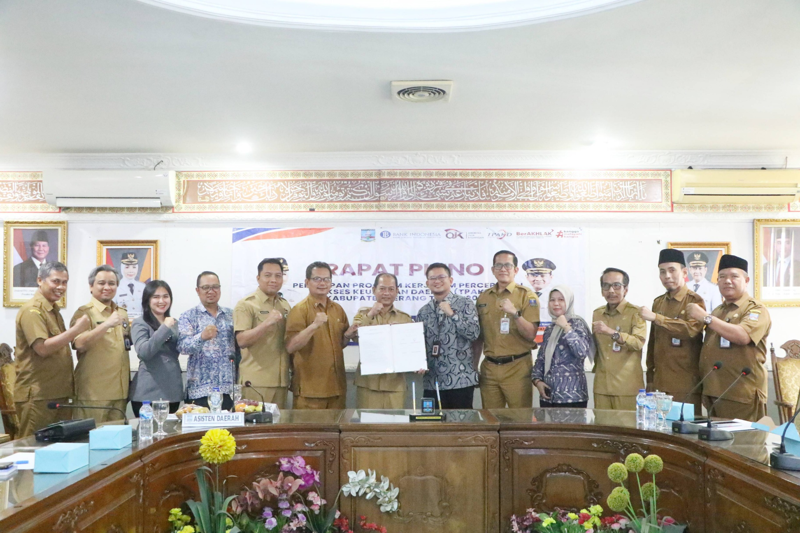 Wakil Bupati Serang Muhammad Najib Hamas saat menghadiri Rapat Pleno TPAKD Kabupaten Serang 2026 bersama jajaran OPD, OJK, dan perbankan di Aula KH Syam’un.