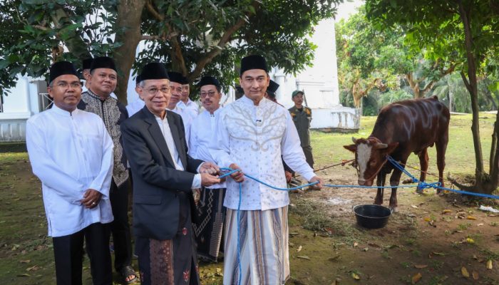 Wakil Gubernur Banten Achmad Dimyati Natakusumah menyerahkan hewan kurban secara simbolis di Masjid Raya Al Bantani, KP3B Kota Serang, menjelang Hari Raya Idul Adha 1447 Hijriah.