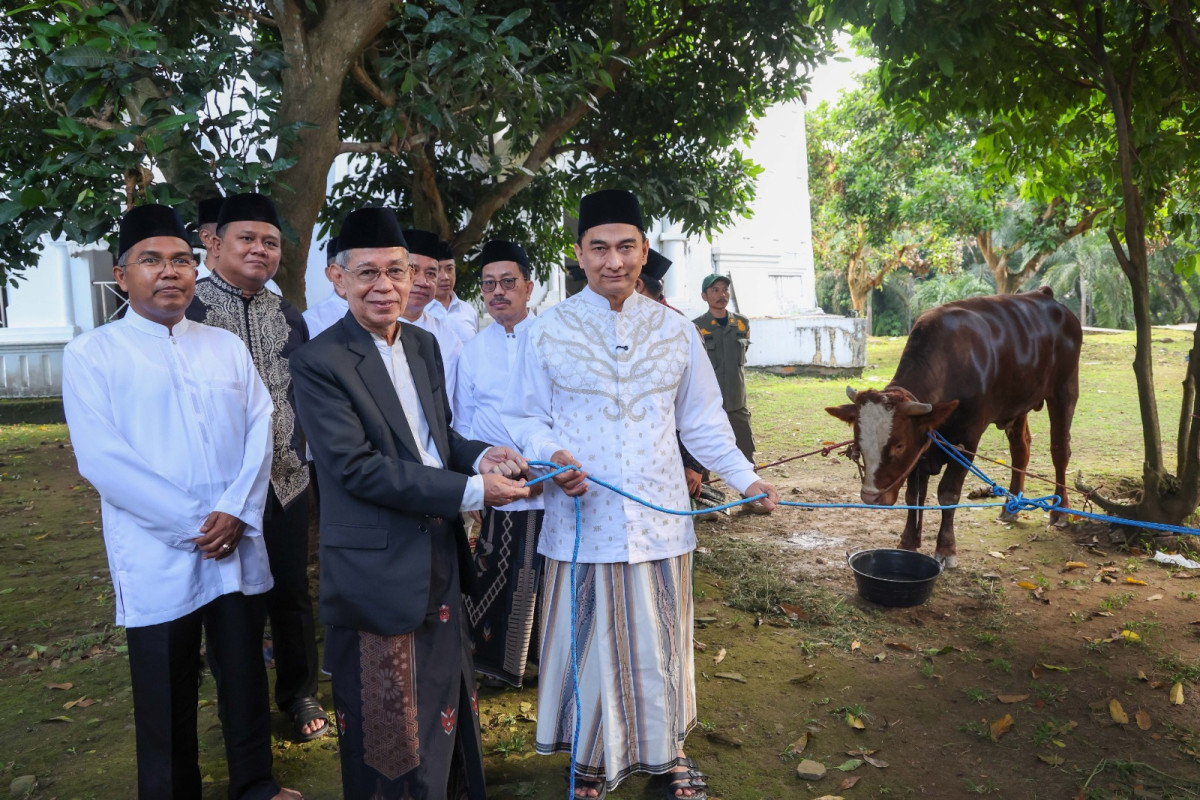 Wakil Gubernur Banten Achmad Dimyati Natakusumah menyerahkan hewan kurban secara simbolis di Masjid Raya Al Bantani, KP3B Kota Serang, menjelang Hari Raya Idul Adha 1447 Hijriah.