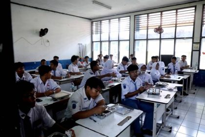 Wakil Wali Kota Tangerang Maryono bersama Gubernur Banten meninjau pelaksanaan Sistem Penerimaan Murid Baru (SPMB) di SMKN 4 Kota Tangerang dan SMK Yuppentek 1