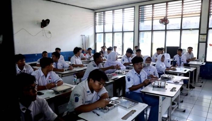 Wakil Wali Kota Tangerang Maryono bersama Gubernur Banten meninjau pelaksanaan Sistem Penerimaan Murid Baru (SPMB) di SMKN 4 Kota Tangerang dan SMK Yuppentek 1
