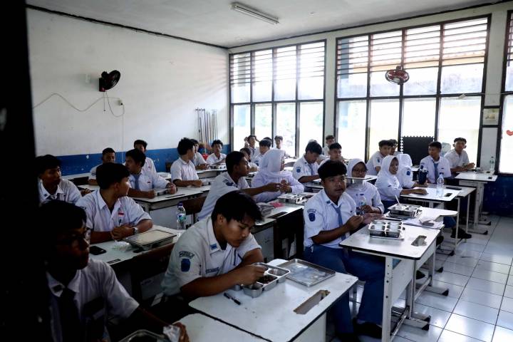 Wakil Wali Kota Tangerang Maryono bersama Gubernur Banten meninjau pelaksanaan Sistem Penerimaan Murid Baru (SPMB) di SMKN 4 Kota Tangerang dan SMK Yuppentek 1