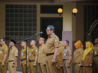 Wakil Wali Kota Tangerang, Maryono, memimpin apel pegawai di Kawasan Puspem Kota Tangerang. Pemkot Tangerang menegaskan fokus percepatan pembangunan dan peningkatan pelayanan publik.
